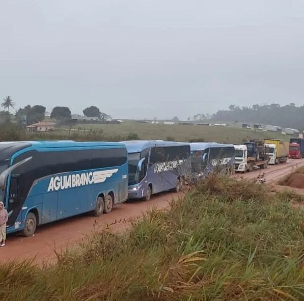Chuvas agravam situação do desvio da BR-101 em Santa Maria Eterna; trecho se torna quase intransitável
