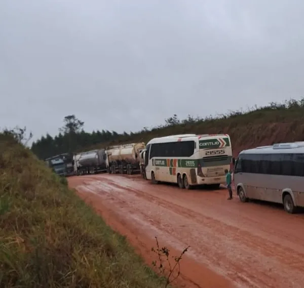 Chuvas agravam situação do desvio da BR-101 em Santa Maria Eterna; trecho se torna quase intransitável