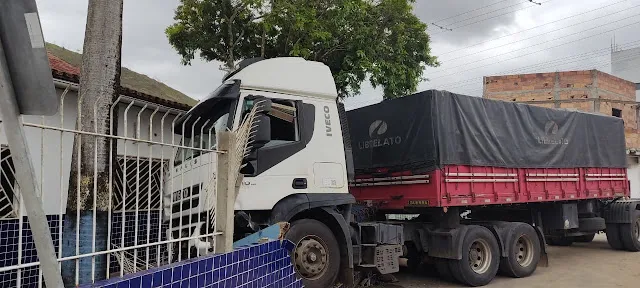 Caminhão desgovernado invade creche em Jucuruçu e acidente por pouco não termina em tragédia