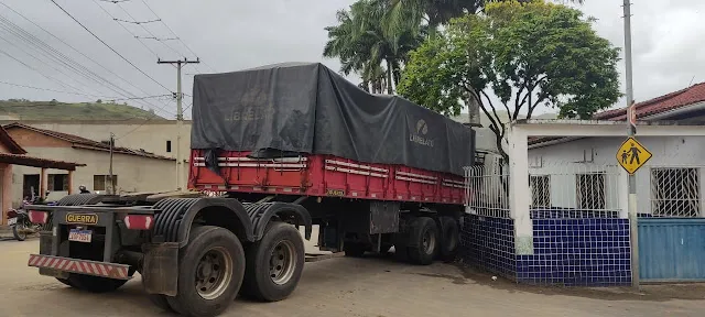 Caminhão desgovernado invade creche em Jucuruçu e acidente por pouco não termina em tragédia