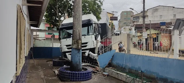 Caminhão desgovernado invade creche em Jucuruçu e acidente por pouco não termina em tragédia