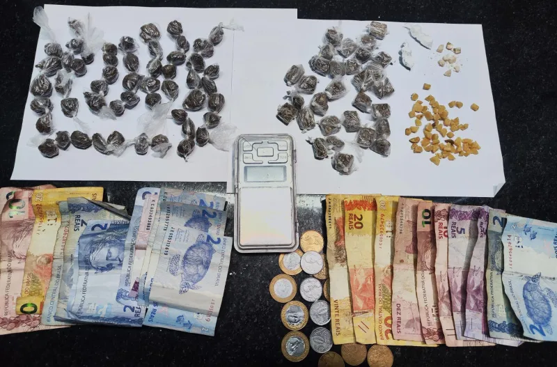 PMBA apreende grande quantidade de drogas e simulacro de arma de fogo em Eunápolis