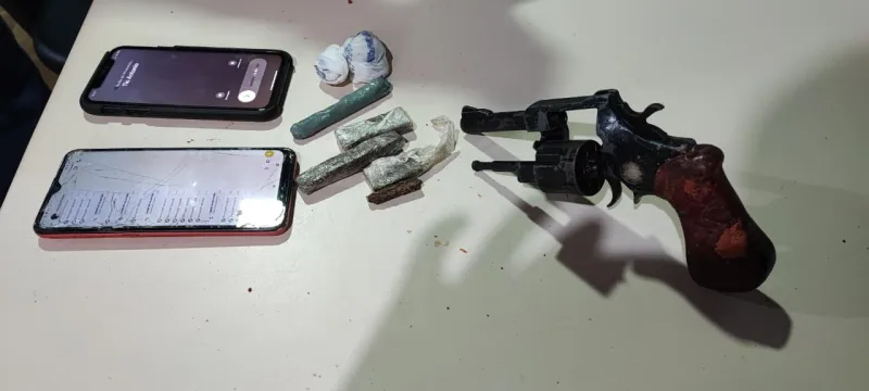 Casal é preso com droga e arma em Medeiros Neto