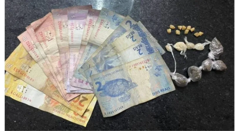 Mulher é presa com crack e maconha durante operação da PM em Eunápolis Mulher é presa com crack e maconha durante operação da PM em Eunápolis