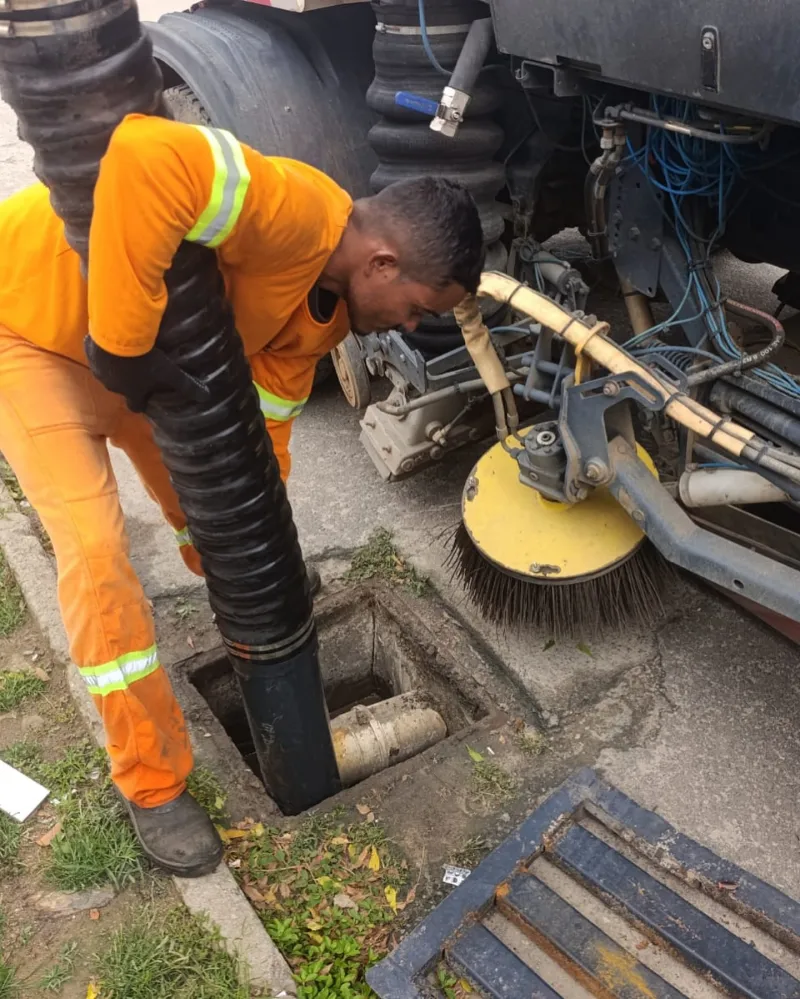 Prefeitura de Ibirapuã realiza pela primeira vez limpeza mecanizada de bueiros e lavagem de placas de sinalização Prefeitura de Ibirapuã realiza pela primeira vez limpeza mecanizada de bueiros e lavagem de placas de sinalização