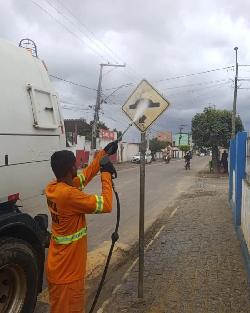Prefeitura de Ibirapuã realiza pela primeira vez limpeza mecanizada de bueiros e lavagem de placas de sinalização Prefeitura de Ibirapuã realiza pela primeira vez limpeza mecanizada de bueiros e lavagem de placas de sinalização