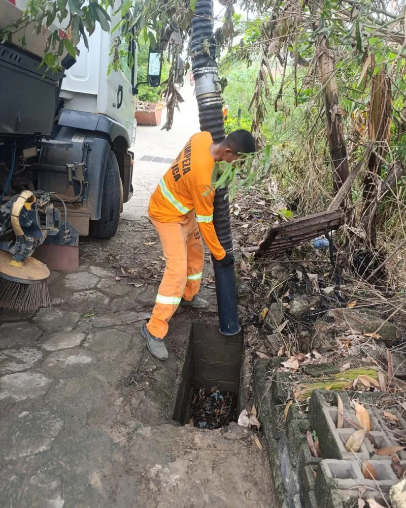 Prefeitura de Ibirapuã realiza pela primeira vez limpeza mecanizada de bueiros e lavagem de placas de sinalização Prefeitura de Ibirapuã realiza pela primeira vez limpeza mecanizada de bueiros e lavagem de placas de sinalização