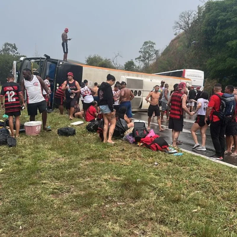 Vídeo mostra acidente com ônibus que levava  torcedores do Flamengo  para o jogo  da semifinal da Libertadores na Argentina Vídeo mostra acidente com ônibus que levava  torcedores do Flamengo  para o jogo  da semifinal da Libertadores na Argentina