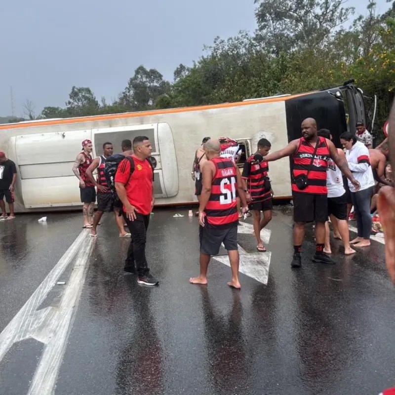 Vídeo mostra acidente com ônibus que levava  torcedores do Flamengo  para o jogo  da semifinal da Libertadores na Argentina Vídeo mostra acidente com ônibus que levava  torcedores do Flamengo  para o jogo  da semifinal da Libertadores na Argentina