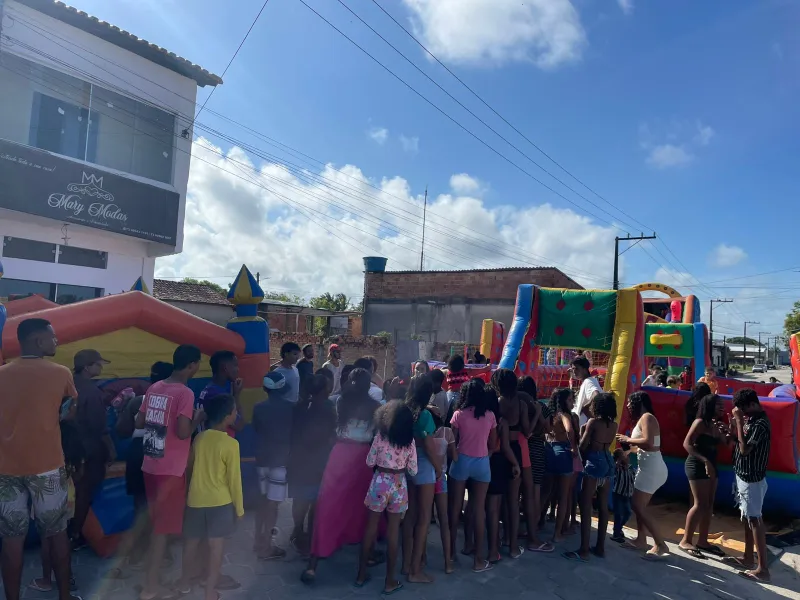Gratidão que se multiplica: moradora de Alcobaça celebra vida e solidariedade com festa para crianças Gratidão que se multiplica: moradora de Alcobaça celebra vida e solidariedade com festa para crianças