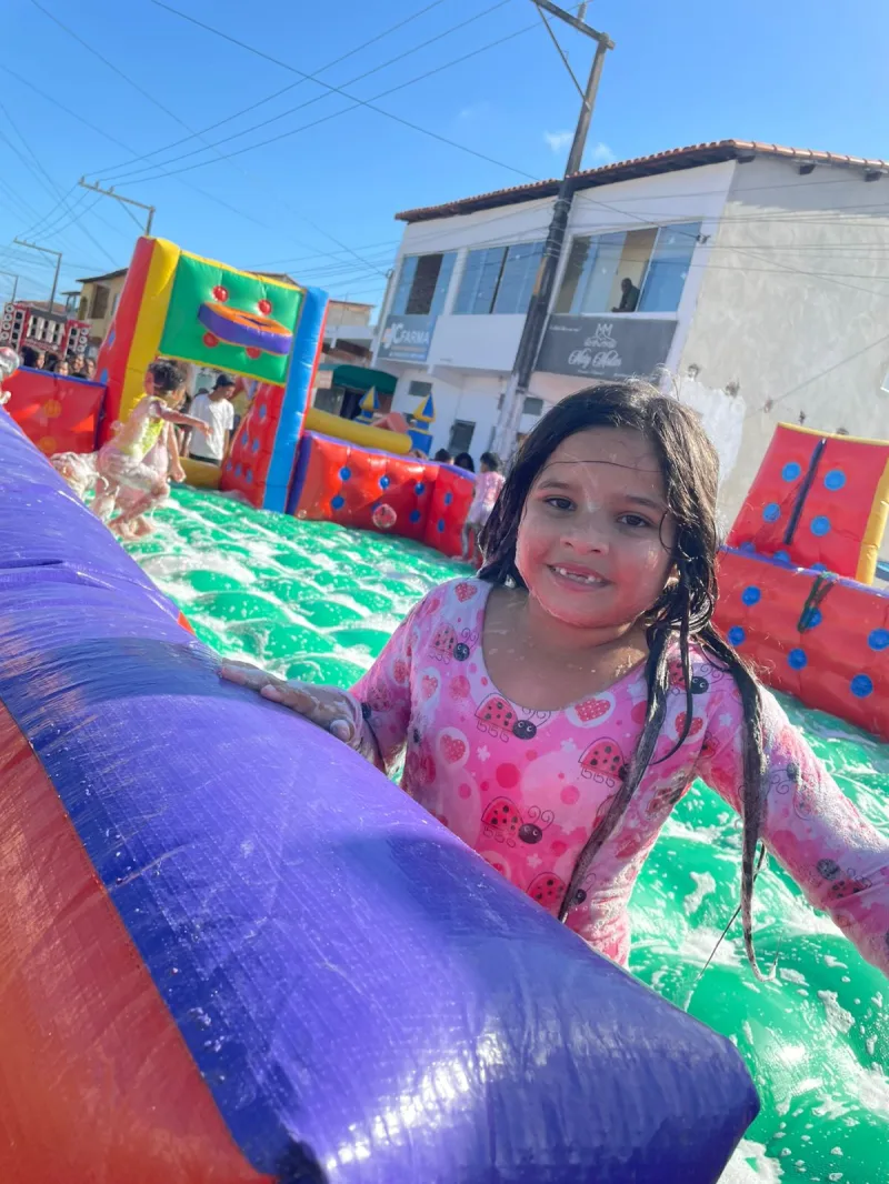 Gratidão que se multiplica: moradora de Alcobaça celebra vida e solidariedade com festa para crianças Gratidão que se multiplica: moradora de Alcobaça celebra vida e solidariedade com festa para crianças