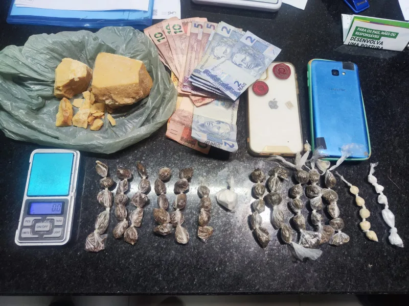 Menor é apreendido e homem é preso suspeitos de tráfico de drogas em Eunápolis Menor é apreendido e homem é preso suspeitos de tráfico de drogas em Eunápolis