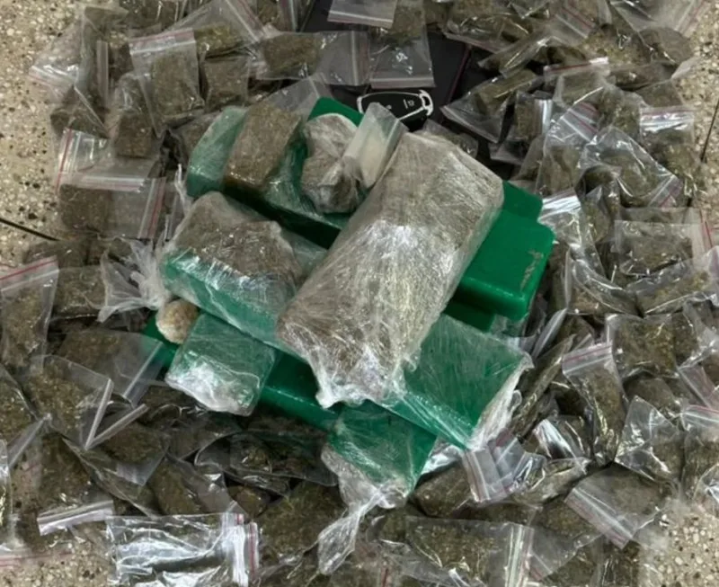 Traficantes são presos pela RONDESP/ES  em Teixeira de Freitas. Drogas foram apreendidas Traficantes são presos pela RONDESP/ES  em Teixeira de Freitas. Drogas foram apreendidas