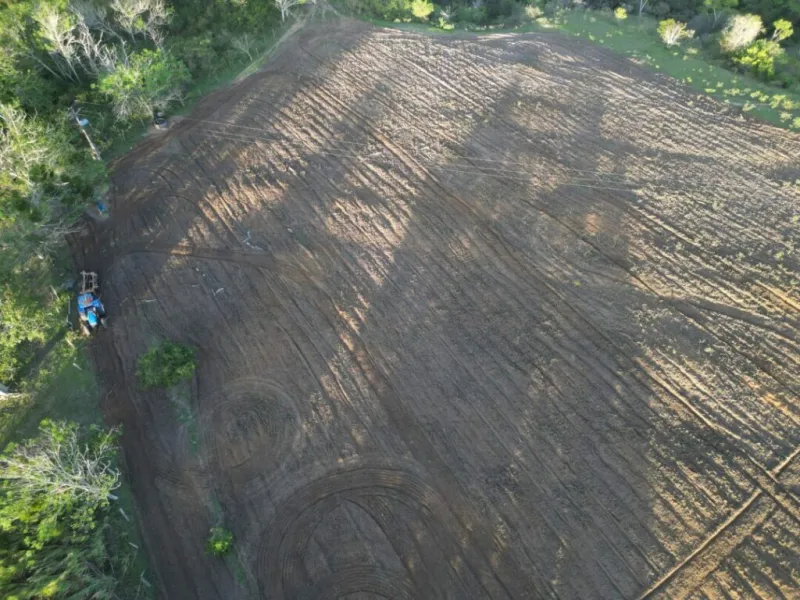 Prefeitura de Teixeira de Freitas amplia apoio ao pequeno produtor com serviço de preparo de solo