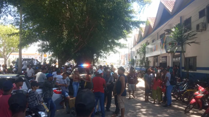 Famílias  da Basevi realizam grande passeata em Prado após decisão administrativa sobre a área da lagoa Grande Famílias  da Basevi realizam grande passeata em Prado após decisão administrativa sobre a área da lagoa Grande