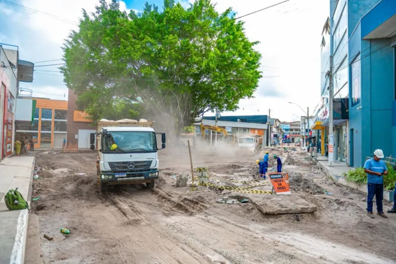 Teixeira de Freitas realiza obra para resolver alagamentos na Rua Massanori Nagao Teixeira de Freitas realiza obra para resolver alagamentos na Rua Massanori Nagao