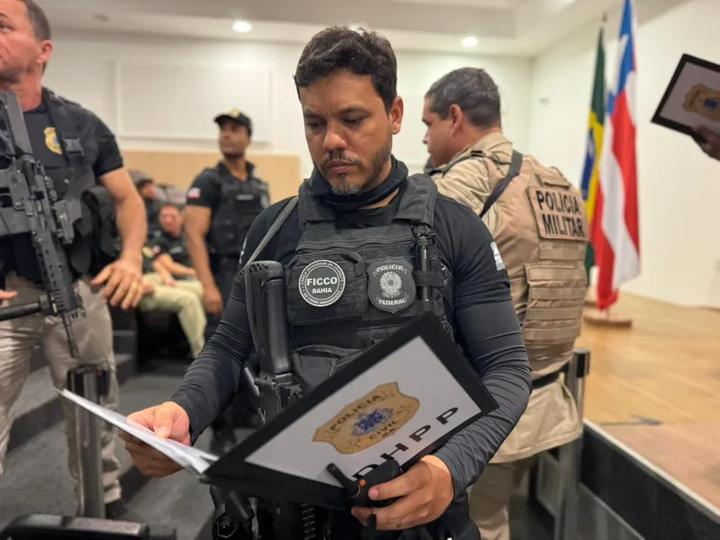 Um suspeito morre e mais de 30 são presos em operação da Polícia Civil da Bahia contra o Comando Vermelho Um suspeito morre e mais de 30 são presos em operação da Polícia Civil da Bahia contra o Comando Vermelho