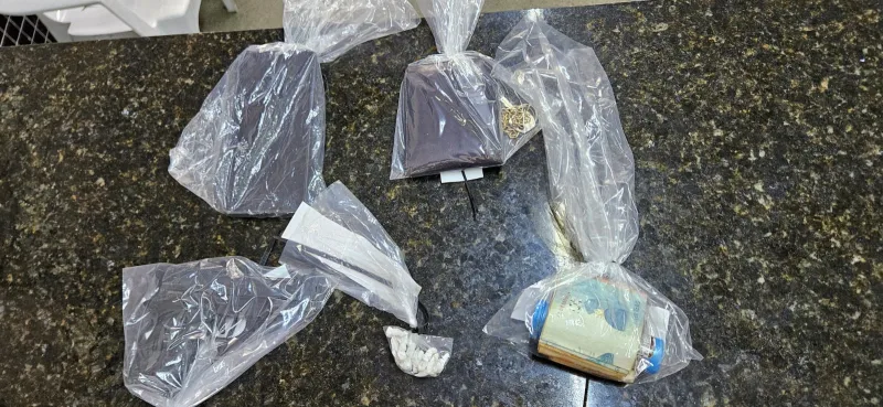 Homem é preso com drogas e simulacro de arma em Itamaraju Homem é preso com drogas e simulacro de arma em Itamaraju