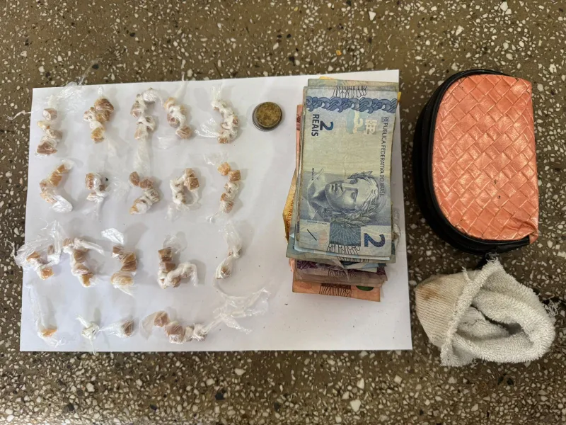 Polícia Militar prende casal por tráfico de drogas, resistência e desacato em Teixeira de Freitas Polícia Militar prende casal por tráfico de drogas, resistência e desacato em Teixeira de Freitas