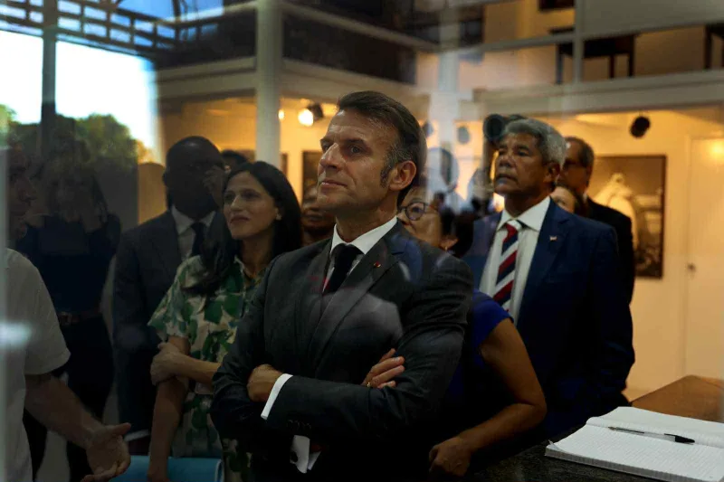 Jerônimo Rodrigues e Emmanuel Macron percorrem o Pelourinho em visita histórica ao Centro Histórico de Salvador Jerônimo Rodrigues e Emmanuel Macron percorrem o Pelourinho em visita histórica ao Centro Histórico de Salvador
