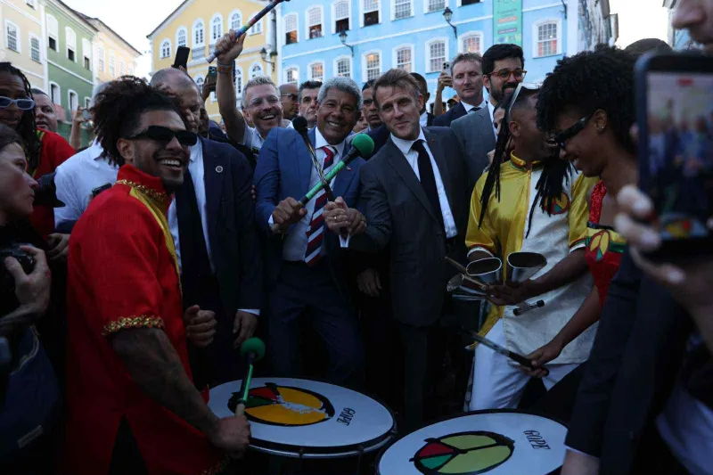 Jerônimo Rodrigues e Emmanuel Macron percorrem o Pelourinho em visita histórica ao Centro Histórico de Salvador Jerônimo Rodrigues e Emmanuel Macron percorrem o Pelourinho em visita histórica ao Centro Histórico de Salvador