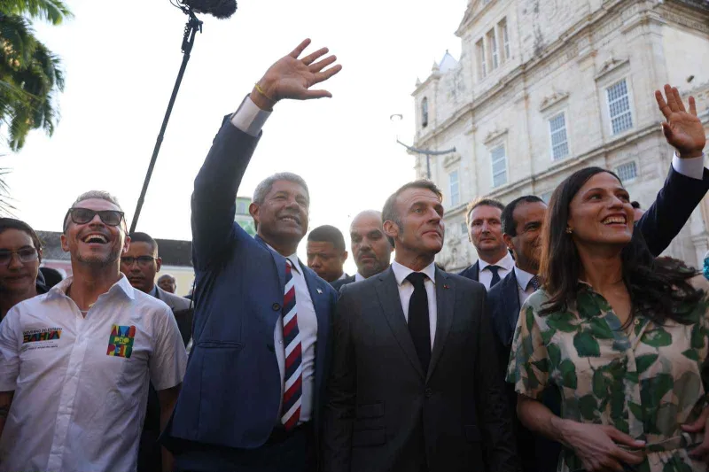 Jerônimo Rodrigues e Emmanuel Macron percorrem o Pelourinho em visita histórica ao Centro Histórico de Salvador Jerônimo Rodrigues e Emmanuel Macron percorrem o Pelourinho em visita histórica ao Centro Histórico de Salvador