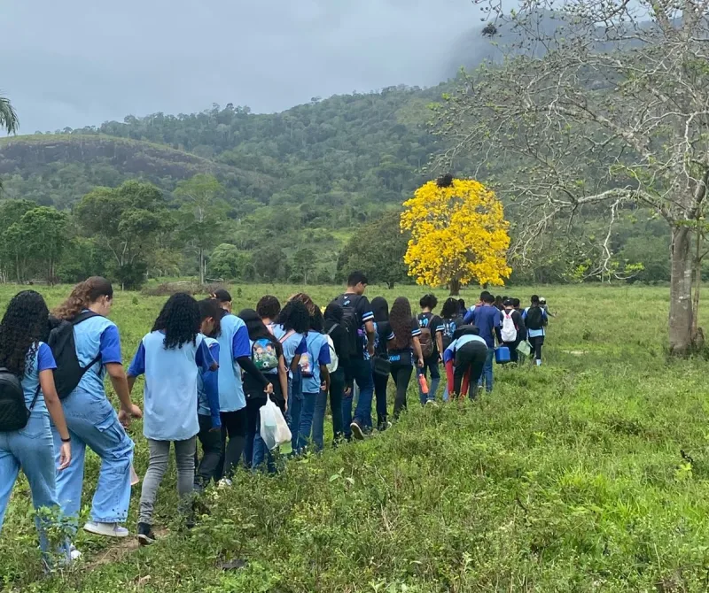 Trilha cológica une aventura e conscientização entre alunos da Escola Sizaltina Barbosa em Itamaraju Trilha cológica une aventura e conscientização entre alunos da Escola Sizaltina Barbosa em Itamaraju