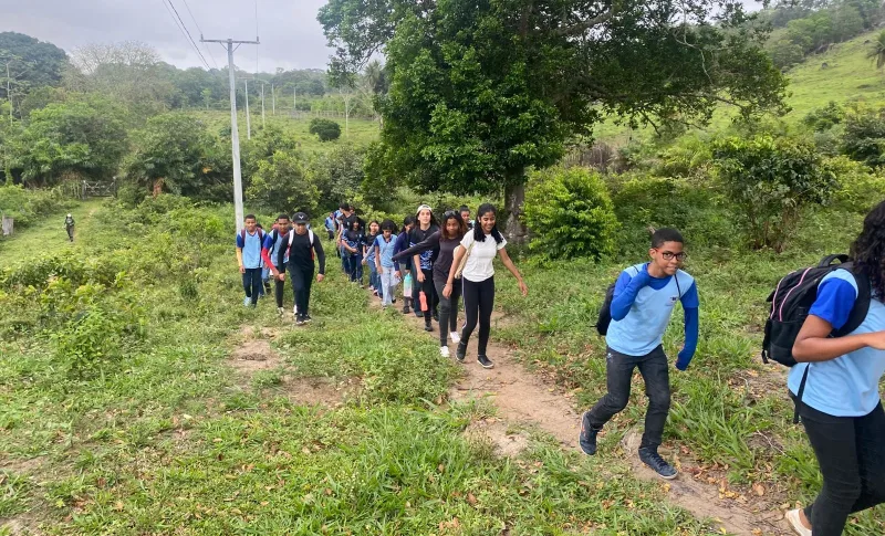 Trilha cológica une aventura e conscientização entre alunos da Escola Sizaltina Barbosa em Itamaraju Trilha cológica une aventura e conscientização entre alunos da Escola Sizaltina Barbosa em Itamaraju