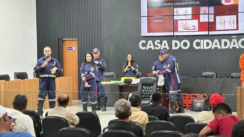 Servidores públicos recebem treinamento em atendimento pré-hospitalar com equipes do SAMU e Corpo de Bombeiros Servidores públicos recebem treinamento em atendimento pré-hospitalar com equipes do SAMU e Corpo de Bombeiros