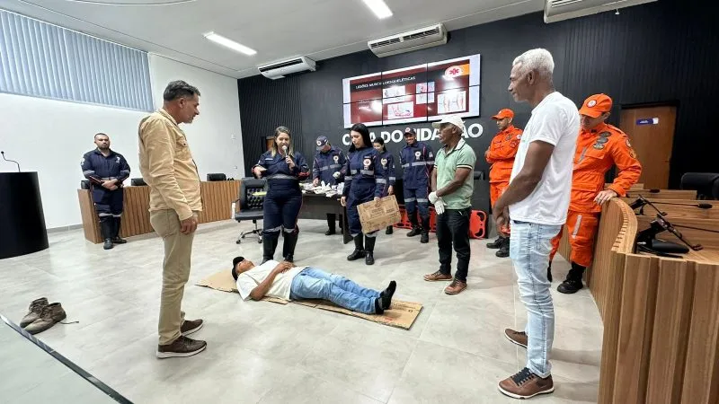 Servidores públicos recebem treinamento em atendimento pré-hospitalar com equipes do SAMU e Corpo de Bombeiros Servidores públicos recebem treinamento em atendimento pré-hospitalar com equipes do SAMU e Corpo de Bombeiros