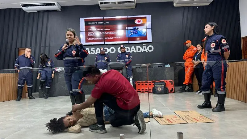 Servidores públicos recebem treinamento em atendimento pré-hospitalar com equipes do SAMU e Corpo de Bombeiros Servidores públicos recebem treinamento em atendimento pré-hospitalar com equipes do SAMU e Corpo de Bombeiros