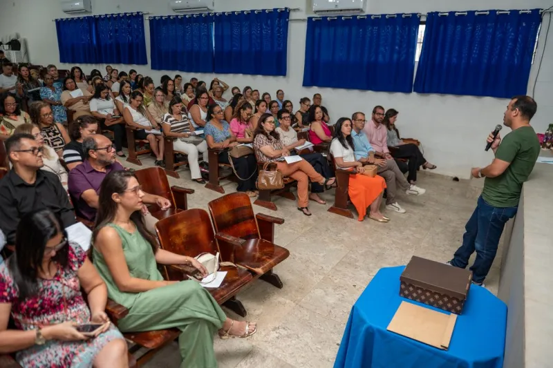 Educação de Teixeira de Freitas realiza encontro de gestores com foco na escuta ativa