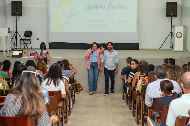 Educação de Teixeira de Freitas realiza encontro de gestores com foco na escuta ativa