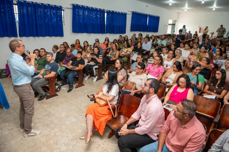 Educação de Teixeira de Freitas realiza encontro de gestores com foco na escuta ativa