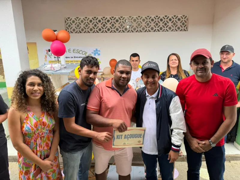 Prefeito Manrick Teixeira faz entrega de equipamentos para microempreendedores de Cruzeiro do Sul