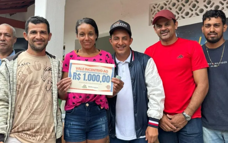 Prefeito Manrick Teixeira faz entrega de equipamentos para microempreendedores de Cruzeiro do Sul