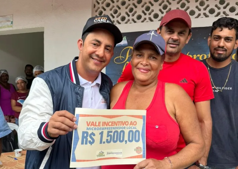 Prefeito Manrick Teixeira faz entrega de equipamentos para microempreendedores de Cruzeiro do Sul