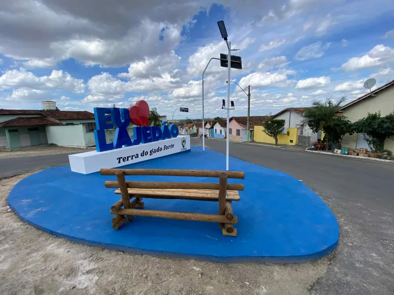 Prefeitura de Lajedão conclui a obra da nova praça e transforma entrada da cidade em cartão-postal Prefeitura de Lajedão conclui a obra da nova praça e transforma entrada da cidade em cartão-postal