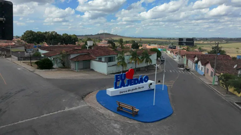 Prefeitura de Lajedão conclui a obra da nova praça e transforma entrada da cidade em cartão-postal Prefeitura de Lajedão conclui a obra da nova praça e transforma entrada da cidade em cartão-postal