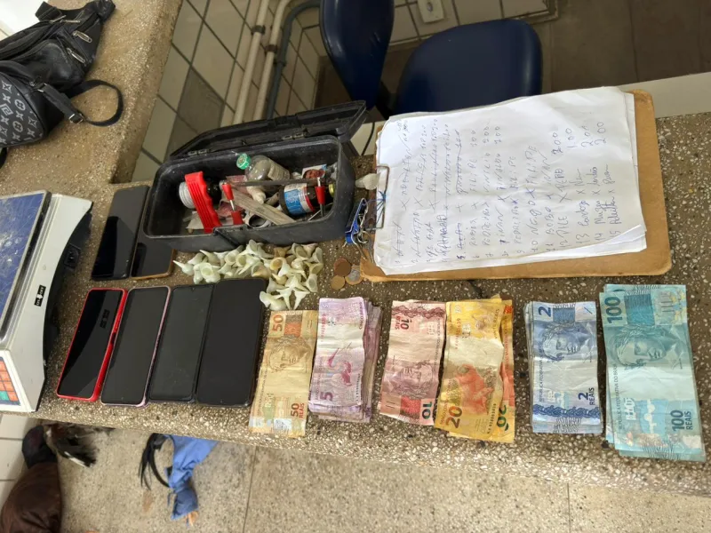 Polícia Militar prende nove pessoas por maus-tratos a animais em rinha de galos em Teixeira de Freitas