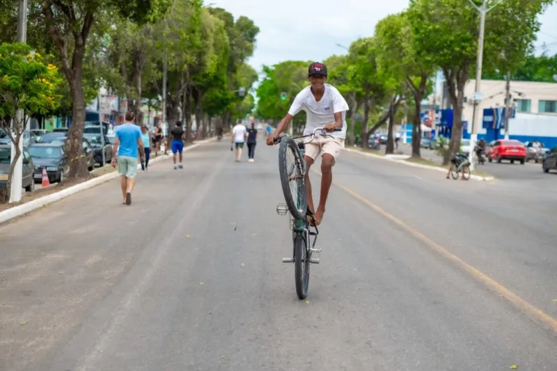 Domingo de lazer reúne centenas de famílias na Praça Padre Apparecido em Teixeira de Freitas