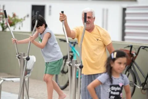 Domingo de lazer reúne centenas de famílias na Praça Padre Apparecido em Teixeira de Freitas