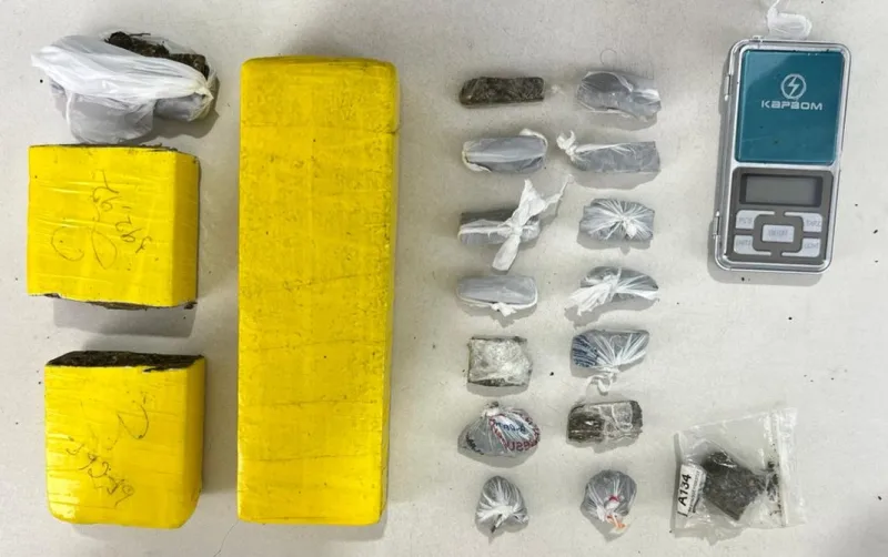 Operação da PM com apoio de cão policial apreende mais de 1 kg de drogas em Mucuri