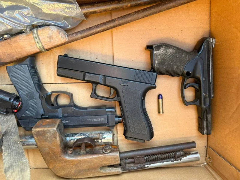 Polícia apreende arsenal de armas caseiras e drogas em terreno próximo a colégio em Alcobaça Polícia apreende arsenal de armas caseiras e drogas em terreno próximo a colégio em Alcobaça