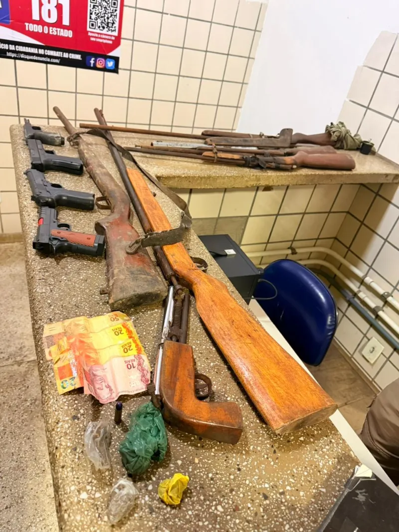 Polícia apreende arsenal de armas caseiras e drogas em terreno próximo a colégio em Alcobaça Polícia apreende arsenal de armas caseiras e drogas em terreno próximo a colégio em Alcobaça