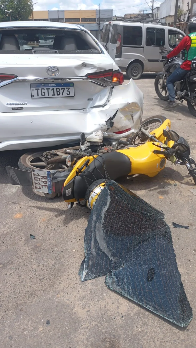 Mototaxista fica ferido após colisão com Corolla em Itamaraju Mototaxista fica ferido após colisão com Corolla em Itamaraju