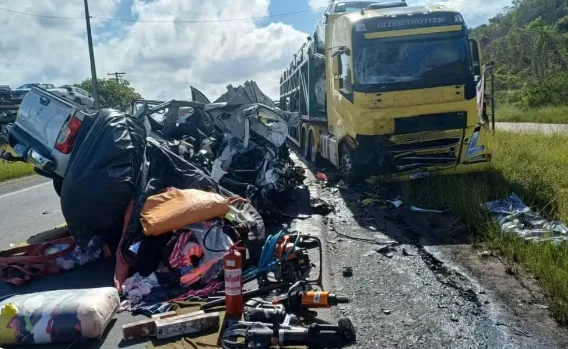 Vídeo flagra colisão fatal causada por ultrapassagem indevida em Alagoinhas Vídeo flagra colisão fatal causada por ultrapassagem indevida em Alagoinhas