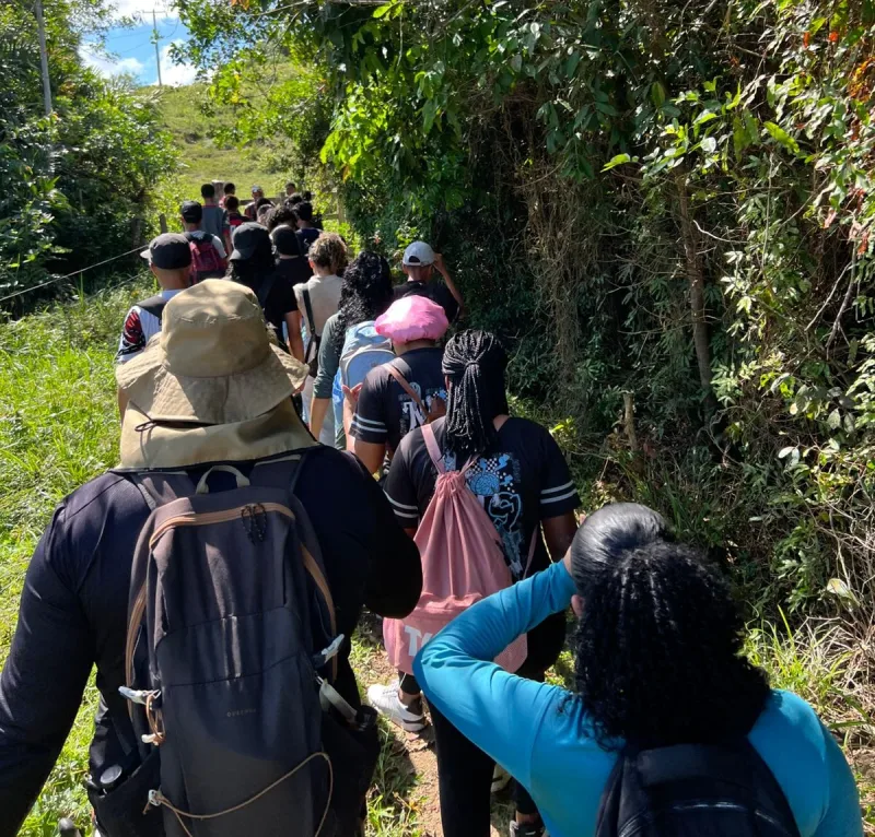 Trilha de 7 km marca atividade de integração com a natureza para alunos da Presidente Médici em Itamaraju Trilha de 7 km marca atividade de integração com a natureza para alunos da Presidente Médici em Itamaraju