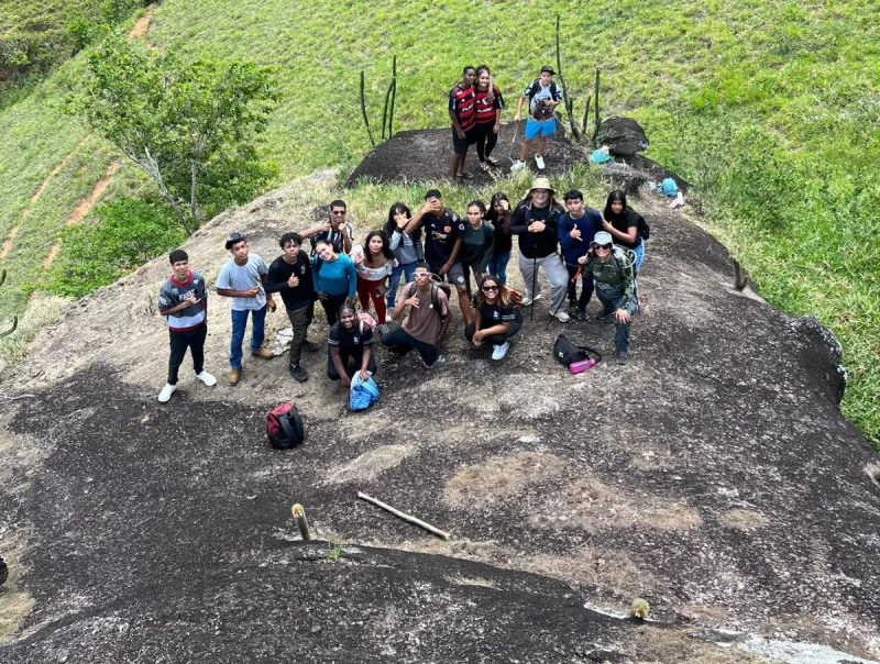 Trilha de 7 km marca atividade de integração com a natureza para alunos da Presidente Médici em Itamaraju Trilha de 7 km marca atividade de integração com a natureza para alunos da Presidente Médici em Itamaraju