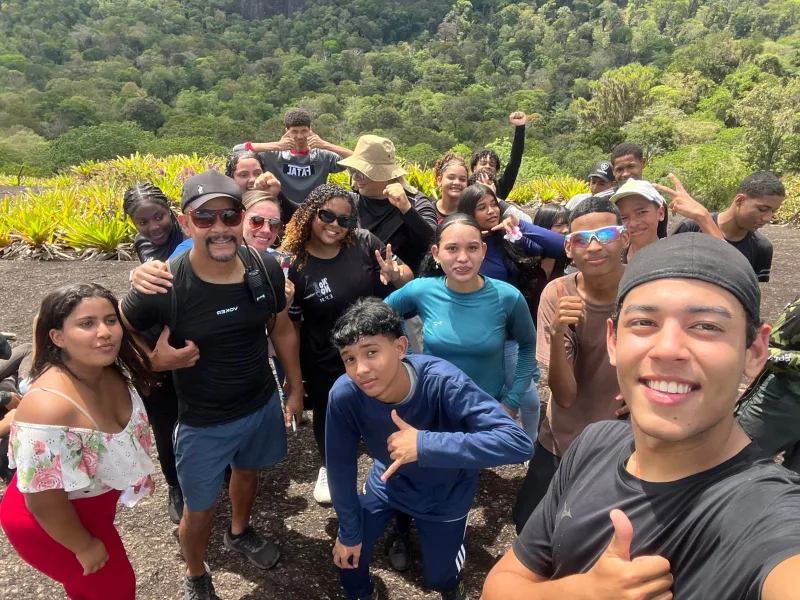 Trilha de 7 km marca atividade de integração com a natureza para alunos da Presidente Médici em Itamaraju Trilha de 7 km marca atividade de integração com a natureza para alunos da Presidente Médici em Itamaraju